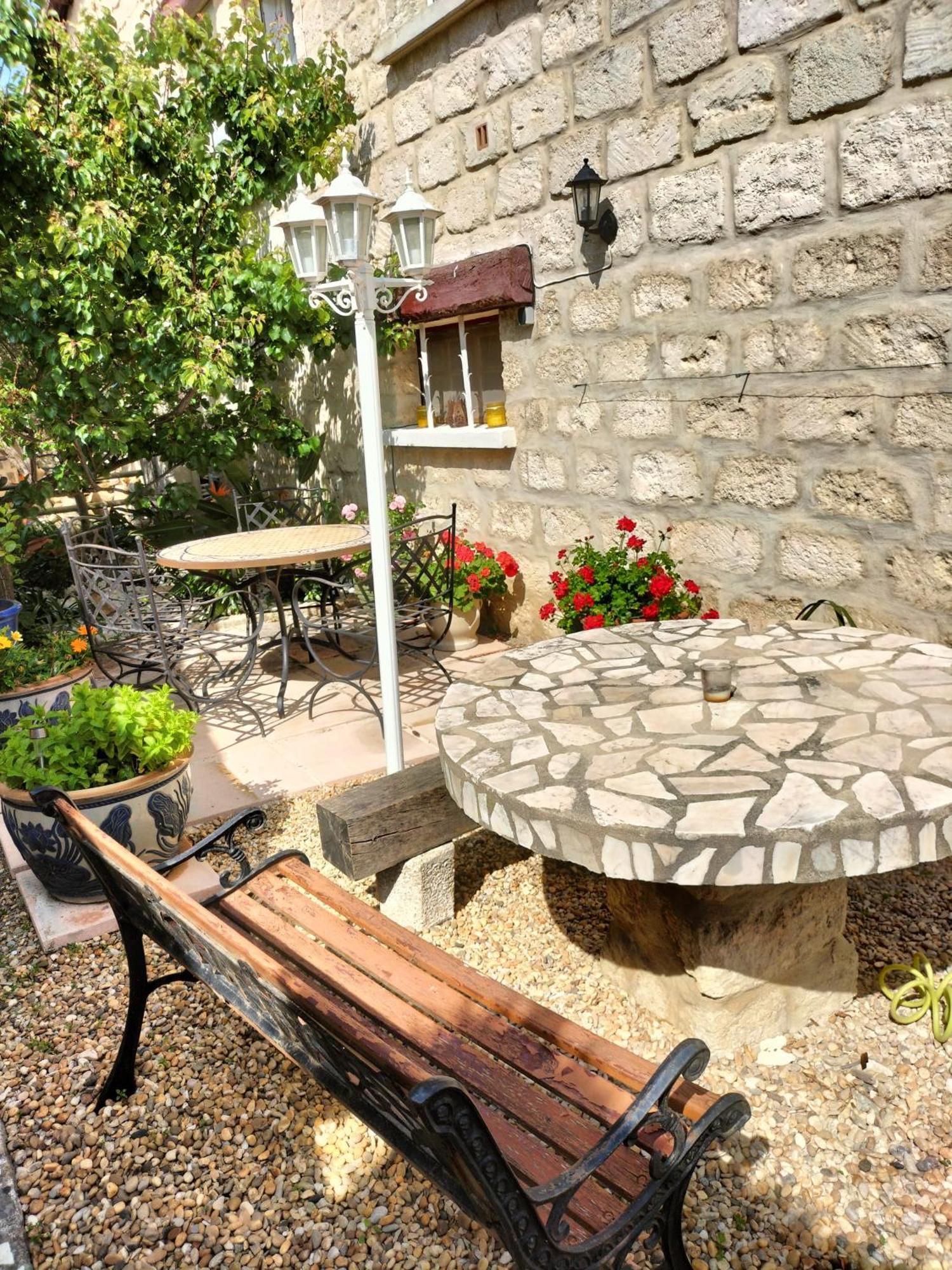 Charmant Appart Avec Jardin Айга-Мортас Екстериор снимка